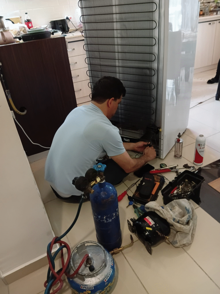 Aksu Beyaz Eşya Tamircisi 0553 204 74 53 Antalya ev aletleri tamirci, servis sağlayıcı firmasıdır. Aksu'da buzdolabı, deepfreeze, klima, bulaşık- çamaşır makinesi tamiri yapan müşteri memnuniyeti en yüksek servis, tamircisi. Sonra Aksu'nun en kaliteli ve en ekonomik tamir, servis ücreti alan elektrikli ev aleti servisi.
Ayrıca Aksu'nun tüm Mahallelerinde 7/24 her gün bakım, onarım ve montaj hizmet sunan ev aletleri tamircisi. Resmi Tatil ve Pazar günleri açık Acil elektrikli ev aletleri servisi olarak Aksu'nun tamir servisiyiz. Alo Tamir Ustası Aksu Beyaz Eşya Tamircisi 05532047453 telefon numarasını bayram tatillerinde de 7/24 arayabilirsiniz.
Aksu Beyaz Eşya Tamircisi TEL:05532047453 numarası ile Aksu'nun her semtinde yanınızda. İlk önce Kundu Beyaz Eşya Servisi 0553 204 74 53, Pınarlı, Murtuna, Mandırlar gibi birçok şubemiz bulunmaktadır. Sonra Cihadiye, Çalkaya, Çamköy, Dumanlar, Fettahlı, Gökdere, Güzeloluk, Macun ev aletleri servisi diğer şubelerimize örneklerdir. Ardından Hacıaliler, Karaçallı, Karaöz, Kayadibi, Kemerağzı, Kumköy, Alaylı ve Kurşunlu ev aletleri servisi şubelerimiz gelmektedir.
İlk öncelikle Arçelik, Beko ve Altus marka elektrikli ev aletleri tamiri yapan Aksu yetkili servisi. Dahası Bosch, Siemens ve Profilo yetkili Aksu Beyaz Eşya Servisi. Hatta Samsung, LG, İndesit, Ariston Hotpoint, Seg, Regal gibi birçok markanın Aksu yetkili servisi.
Aksu Beyaz Eşya Tamircisi 0553 204 74 53 önce buzdolabı, çamaşır makinesi, bulaşık makinesi tamiri. Ardından Derin Dondurucu, Klima, Kombi ve Kurutma Makinesi tamiri yapan Aksu'daki en yakın yetkili servis. Aksu'daki ekonomik fiyat politikası ile en uygun servis ücreti alan buzdolabı tamircisi. Ayrıca Aksu'daki en yakın mesafedeki çamaşır makinesi tamiri yapan yetkili servis.
Bütün bunlar ile beraber Aksu'da müşteri memnuniyeti en yüksek beyaz eşya tamiri yapan servisler içindedir. Bunun en önemli sebebi ise Aksu'da ev aleti tamiri yapan teknisyenlerimizin müşteri memnuniyeti odaklıdır. Aksu'da cihazınızı tamir eden servis ustası her şeyden önceki amacı siz değerli müşterilerimizi memnun etmektir. Bütün bunların sonucu olarak Aksu Beyaz Eşya Tamircisi en iyi tamir hizmeti veren servis firmasıdır.